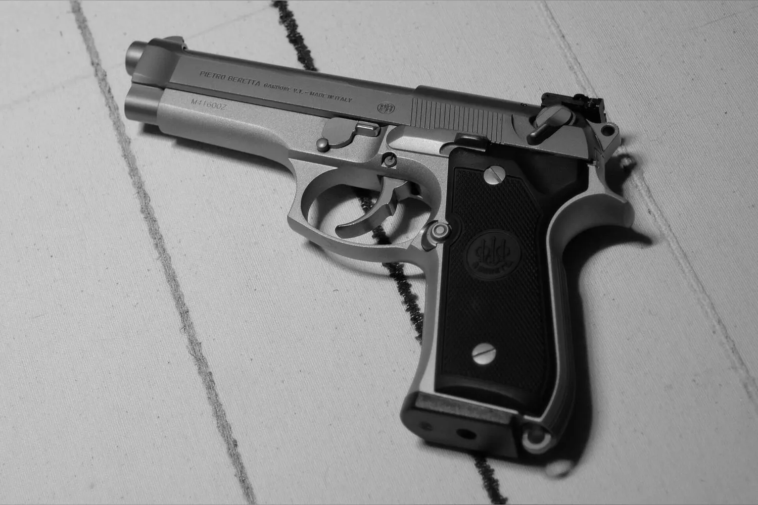 Beretta 92FS, widok z lewej strony