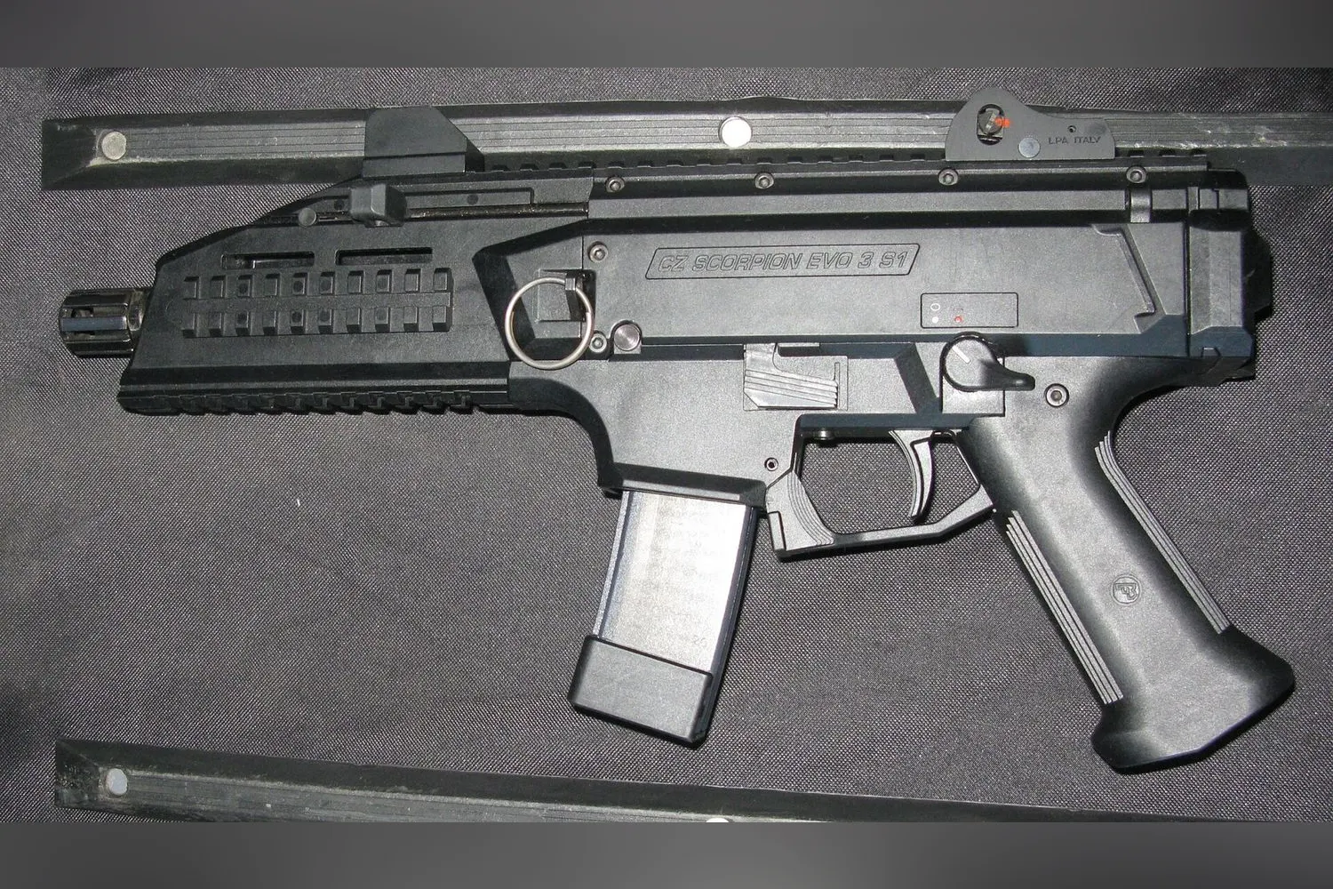 CZ Scorpion EVO 3 S1 w 9 mm, lewa strona