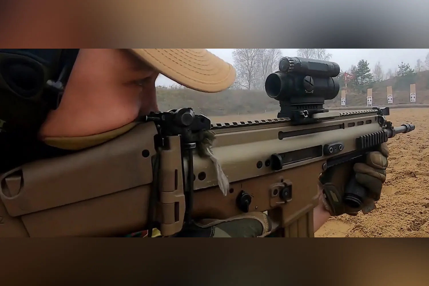 FN SCAR-L z celownikiem Aimpoint CompM4 w armii belgijskiej