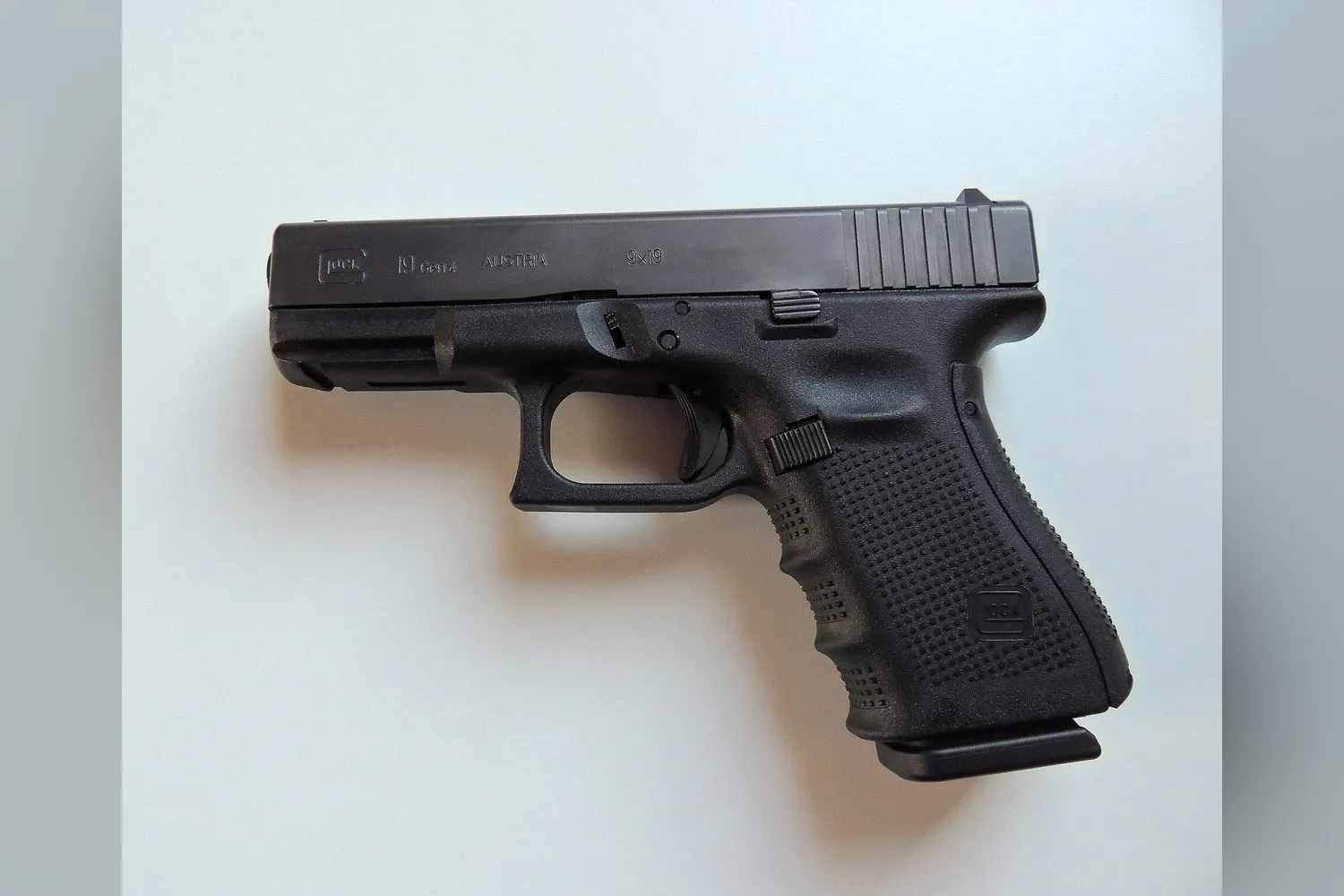 Glock 19 czwartej generacji, bliska odmiana modelu Gen5, różniąca się m.in. wyżłobieniami na chwycie