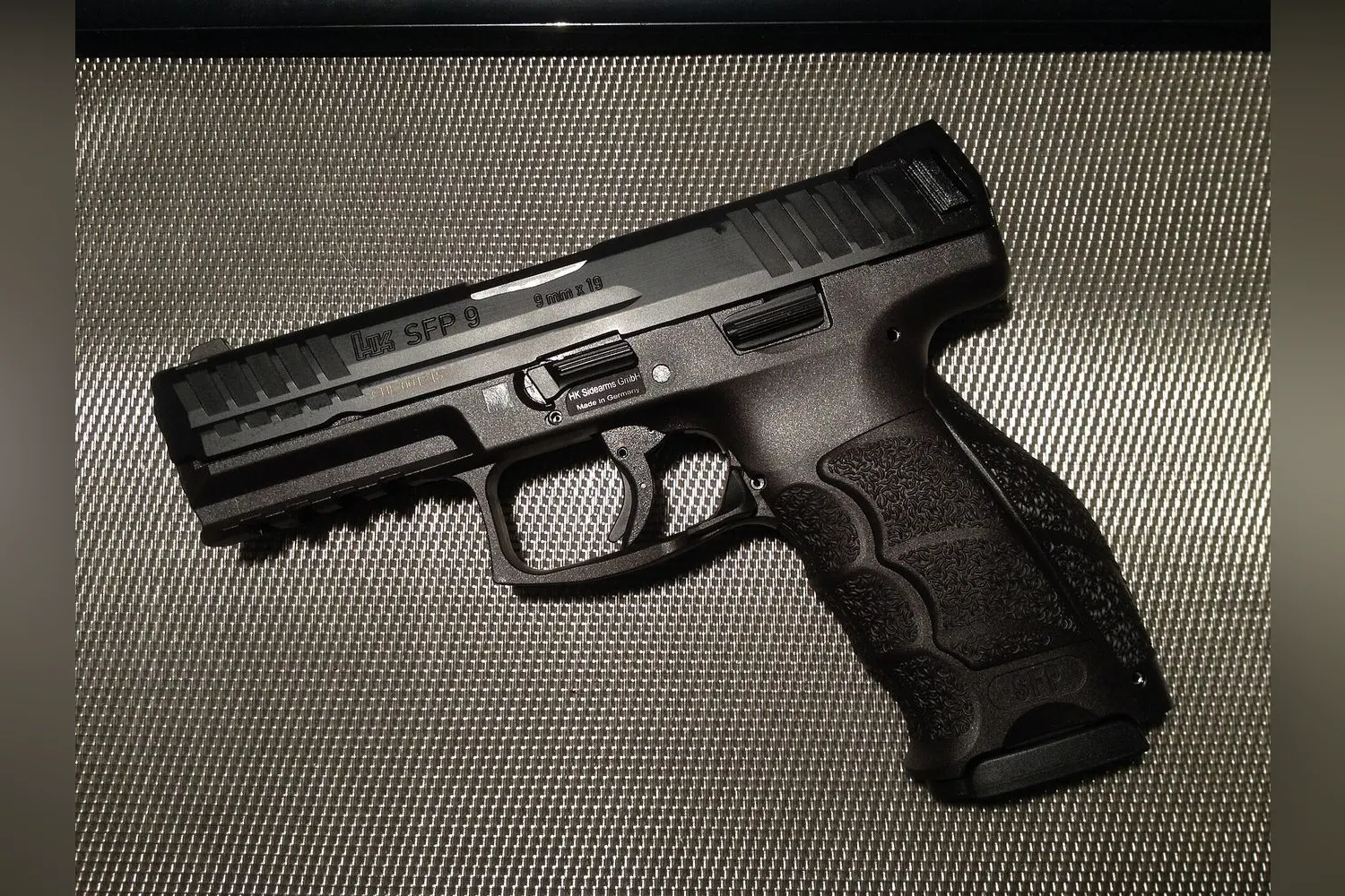 Pistolet Heckler & Koch SFP9 widziany z lewej strony