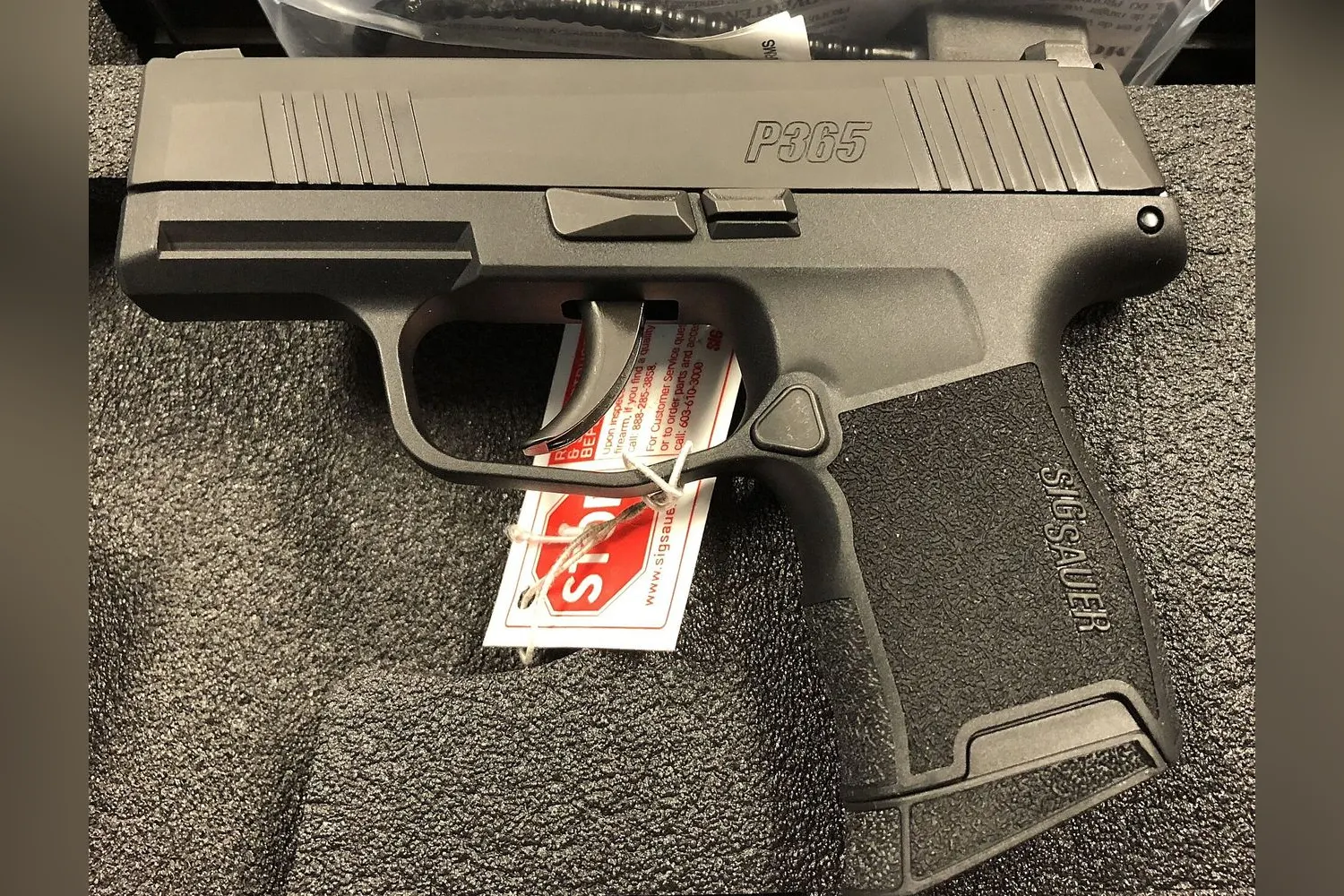 SIG Sauer P365 z lewej strony: widoczne elementy obsługi, szyna i magazynek 10-nabojowy z przedłużoną stopką