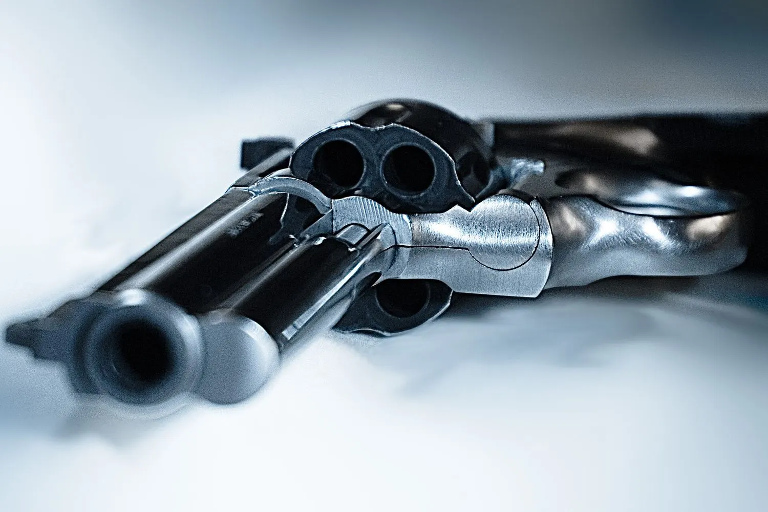 Smith & Wesson 686 z lufą 6 cali, kaliber .357 Magnum, widok z boku i od przodu