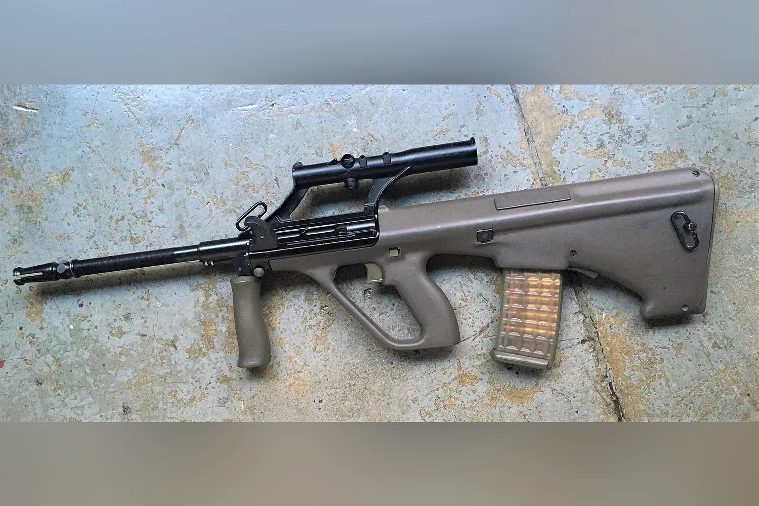 Steyr AUG A2 z odłączanym celownikiem, czyli odmiana inna niż opisany tu A1