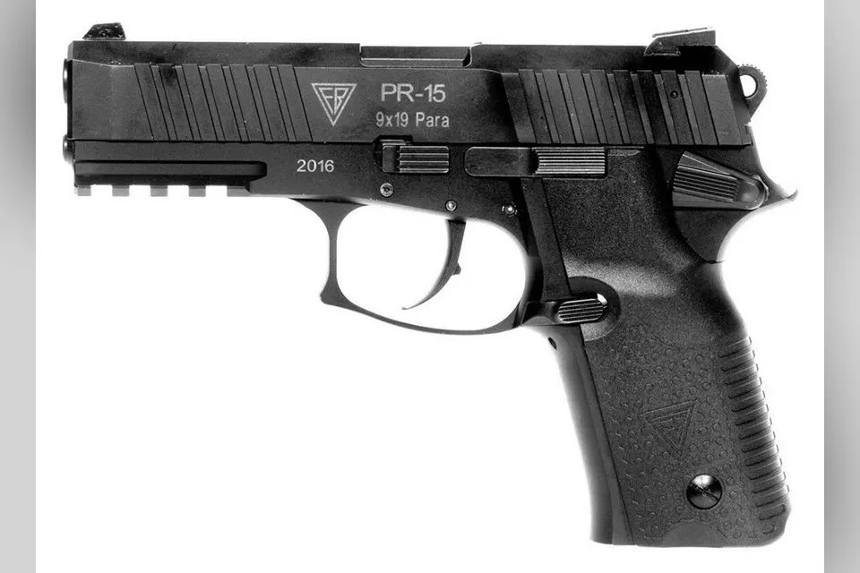 Pistolet z oznaczeniem PR-15 na zamku, odmiana poprzedzająca VIS 100